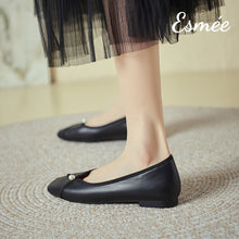 將圖片載入圖庫檢視器 Black-Extra-Soft-Leather-Ballerina-with-Pearl-Design-model-shots