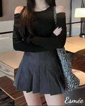 將圖片載入圖庫檢視器 Black-Korean-Cotton-Knitwear-with-Layered-Top-and-Off-shoudler-Design-model-shots-1
