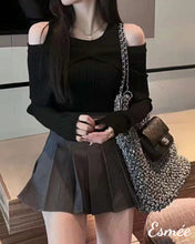 將圖片載入圖庫檢視器 Black-Korean-Cotton-Knitwear-with-Layered-Top-and-Off-shoudler-Design-model-shots