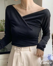 將圖片載入圖庫檢視器 Black-Korean-Cotton-Long-Sleevse-Top-with-Surplice-Design-model-shots-1