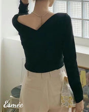 將圖片載入圖庫檢視器 Black-Korean-Cotton-Long-Sleevse-Top-with-Surplice-Design-model-shots-2