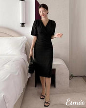 將圖片載入圖庫檢視器 Black-Korean-Cotton-One-Piece-with-V-Neck-Design-model-shots-1