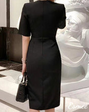 將圖片載入圖庫檢視器 Black-Korean-Cotton-One-Piece-with-V-Neck-Design-model-shots-2