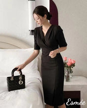 將圖片載入圖庫檢視器 Black-Korean-Cotton-One-Piece-with-V-Neck-Design-model-shots