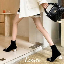 將圖片載入圖庫檢視器 Black-Leather-Ankle-Boots-with-Pearl-Designed-Heels-model-shots