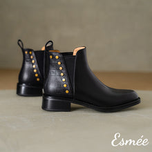 將圖片載入圖庫檢視器 Black-Leather-Chelsea-Boots-with-Rivet-and-Alligator-Pattern-Design-product-shots