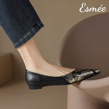 將圖片載入圖庫檢視器 Black-Leather-Flats-with-Snake-Leather-Toe-Cap-model-shots
