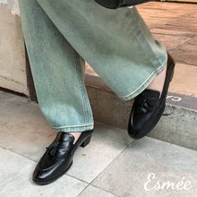 將圖片載入圖庫檢視器 Black-Leather-Loafers-with-Tassel-Design-model-shots