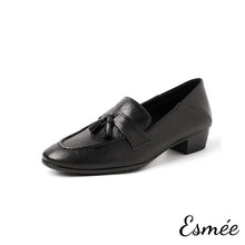 將圖片載入圖庫檢視器 Black-Leather-Loafers-with-Tassel-Design-product-shots-white-background