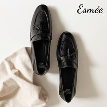 將圖片載入圖庫檢視器 Black-Leather-Loafers-with-Tassel-Design-product-shots