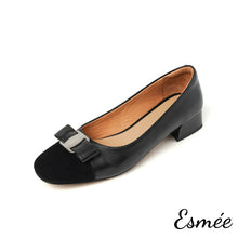 將圖片載入圖庫檢視器 Black-Leather-Low-Heels-with-Bow-Knot-Design-product-shots-white-background