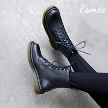 將圖片載入圖庫檢視器 Black-Leather-Marten-Boots-with-Welt-Design-model-shots