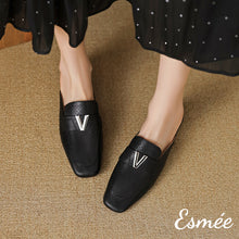 將圖片載入圖庫檢視器 Black-Leather-Mules-with-V-Metal-Buckle-model-shots