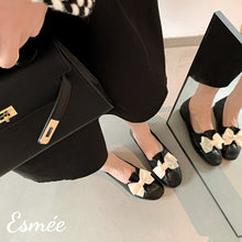 將圖片載入圖庫檢視器 Black-Leather-Round-Toe-Loafers-with-Ivory-Bow-Knot-model-shots