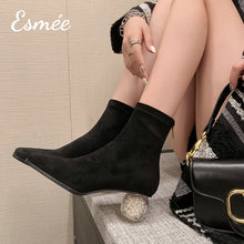 將圖片載入圖庫檢視器 Black-Suede-Ankle-Boots-with-Pearl-Heels-model-shots