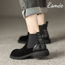 將圖片載入圖庫檢視器 Black-Suede-Chelsea-boots-with-Alligator-Pattern-Design-model-shots