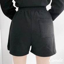 將圖片載入圖庫檢視器 Black-Synthetic-Leather-Short-Pants-model-shots-2