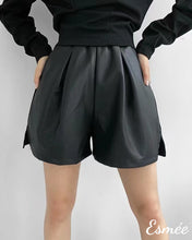 將圖片載入圖庫檢視器 Black-Synthetic-Leather-Short-Pants-model-shots