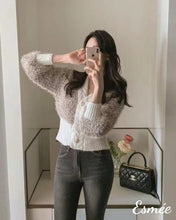 將圖片載入圖庫檢視器 Brown-Dual-Color-Cotton-Knitwear-Jacket-with-Fur-Design-model-Shots-1