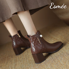將圖片載入圖庫檢視器 Brown-Leather-High-Heel-Ankle-Boots-with-Checkered-Design-model-shots