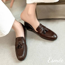 將圖片載入圖庫檢視器 Brown-Leather-Loafers-with-Tassel-Design-model-shots