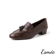 將圖片載入圖庫檢視器 Brown-Leather-Loafers-with-Tassel-Design-product-shots-white-background