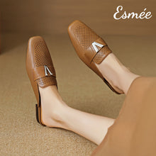 將圖片載入圖庫檢視器 Brown-Leather-Mules-with-V-Metal-Buckle-model-shots