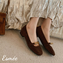 將圖片載入圖庫檢視器 Brown-Suede-Flats-with-Metal-Lock-Design-model-shots