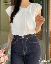 將圖片載入圖庫檢視器 Ivory-Korean-Chiffon-Blouse-with-Kink-Design-model-shots-1