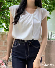 將圖片載入圖庫檢視器 Ivory-Korean-Chiffon-Blouse-with-Kink-Design-model-shots