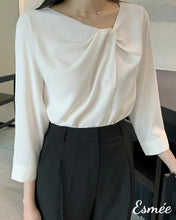 將圖片載入圖庫檢視器 Ivory-Korean-Chiffon-Blouse-with-Kink-Design-model-shots