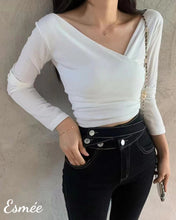 將圖片載入圖庫檢視器 Ivory-Korean-Cotton-Long-Sleevse-Top-with-Surplice-Design-model-shots-1