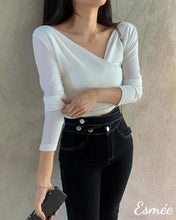 將圖片載入圖庫檢視器 Ivory-Korean-Cotton-Long-Sleevse-Top-with-Surplice-Design-model-shots