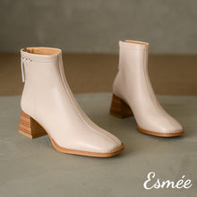 將圖片載入圖庫檢視器 Ivory-Leather-Ankle-Boots-with-Cross-Design-product-shots