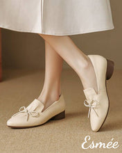 將圖片載入圖庫檢視器 Ivory-Leather-Pointed-Toe-Loafers-with-Bow-Knot-Design-model-shots