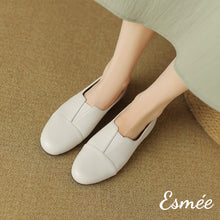 將圖片載入圖庫檢視器 Ivory-Leather-Round-Toe-Loafers-model-shots