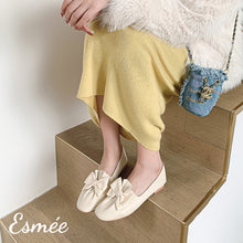 將圖片載入圖庫檢視器 Ivory-Leather-Round-Toe-Loafers-with-Ivory-Bow-Knot-model-shots