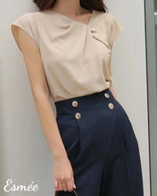 將圖片載入圖庫檢視器 Khaki-Korean-Chiffon-Blouse-with-Kink-Design-model-shots