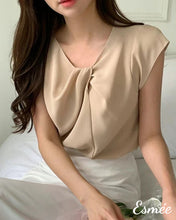 將圖片載入圖庫檢視器 Khaki-Korean-Chiffon-Blouse-with-Kink-Design-model-shots