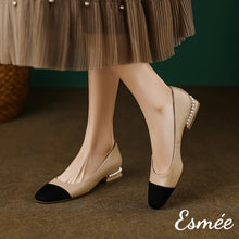 將圖片載入圖庫檢視器 Khaki-Leather-Flats-with-Mini-Pearl-Heels-and-Black-Toe-Cap-model-shots