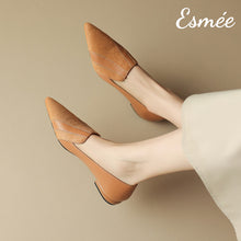 將圖片載入圖庫檢視器 Khaki-Leather-Pointy-Toe-Loafers-with-Horsehair-Design-model-shots