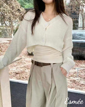 將圖片載入圖庫檢視器    Korean-Cotton-Cropped-Knitwear-with-Layered-Top-model-shots