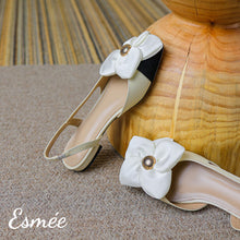 將圖片載入圖庫檢視器 White-Leather-Flat-Sandals-with-Big-Flower-Design-product-shots