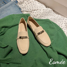 將圖片載入圖庫檢視器 Beige-Leather-Loafers-with-Silver-Plated-Metal-Buckle-product-shots