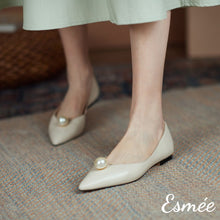 將圖片載入圖庫檢視器 Beige-Leather-Pointed-Toe-Flats-with-Pearl-model-shots