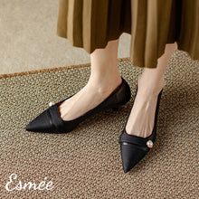 將圖片載入圖庫檢視器 Black-Leather-High-Heels-with-Pearl-Design-and-Black-Toe-Cap-model-shots