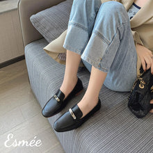 將圖片載入圖庫檢視器 Black-Leather-Loafers-with-Silver-Plated-Metal-Buckle-model-shots
