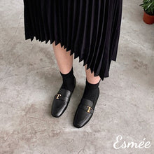 將圖片載入圖庫檢視器 Black-Leather-Loafers-with-T-Metal-Buckle-model-shots