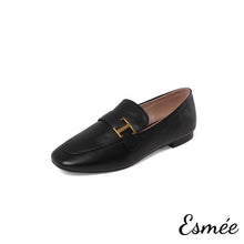 將圖片載入圖庫檢視器 Black-Leather-Loafers-with-T-Metal-Buckle-product-shots-white-background