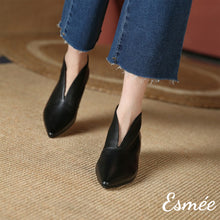 將圖片載入圖庫檢視器 Black-Leather-Pointed-Toe-Ankle-Boots-with-Kitten-Heels-model-shots-1